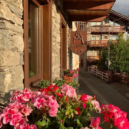 Trois Couronnes Di Charme Ad Uso Turistico Vda Apartment La Salle