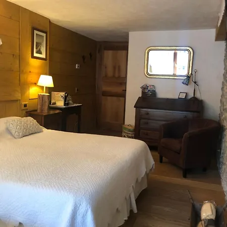 Trois Couronnes Di Charme Ad Uso Turistico Vda La Salle