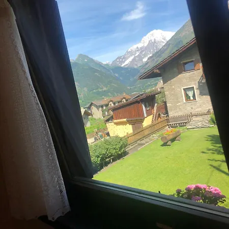 Trois Couronnes Di Charme Ad Uso Turistico Vda * La Salle