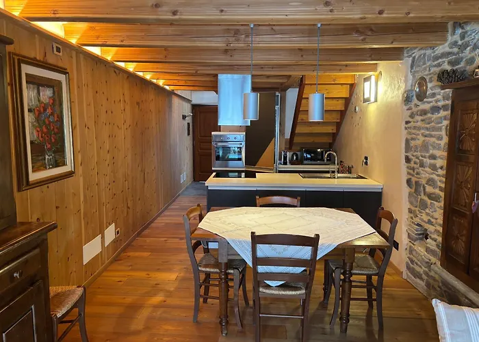 Trois Couronnes Di Charme Ad Uso Turistico Breve E Stagionale Apartment La Salle